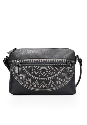 Bolso bandolera de cuero negro con un diseño geométrico en relieve y detalles en cremallera plateados. Textura suave con forma plana y rectangular.