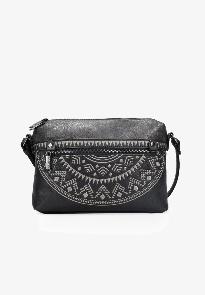 Bolso bandolera de cuero negro con un diseño geométrico en relieve y detalles en cremallera plateados. Textura suave con forma plana y rectangular.