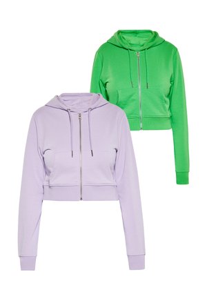 Dvě krátké mikiny s kapucí na zip, jedna světle fialová a jedna jasně zelená, obě s předními kapsami a dlouhými rukávy.