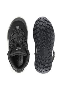 Schwarze Schuhe verfügen über ein Obermaterial aus Synthetik mit strukturiertem Finish, einer runden Zehenpartie und einer robusten Gummisohle mit einem Diamantprofil.