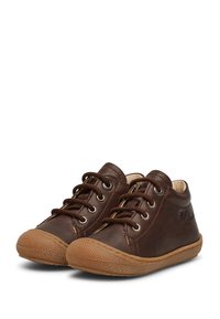Hnědé kožené boty s kulatými špičkami, šněrováním vpředu a gumovými podrážkami. Mezi vlastnosti patří šití a logo vyražené na boku.