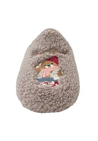 Grijze, fluffy pantoffel met een ronde vorm, voorzien van een geborduurd ontwerp van een karakter met een rode hoed en sjaal, en een gestructureerde stof.