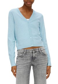 Jasnoniebieski, długi kardigan z rękawami, z dekoltem w kształcie litery V, prążkowanym kołnierzem i zapięciem na guziki, noszony na szarych dżinsach. Miękka, drobno tkana faktura.