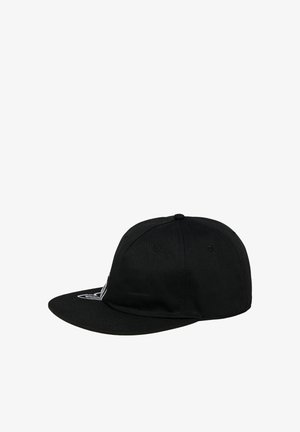 Gorra negra con visera plana, hecha de algodón, que presenta un logotipo bordado en blanco en la parte frontal y orificios de ventilación en la parte superior.
