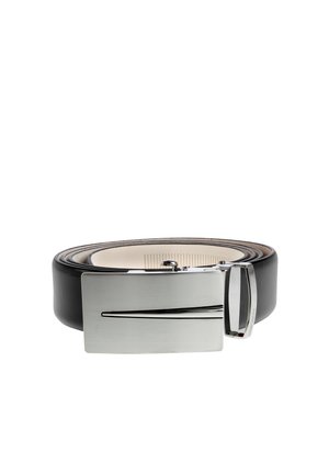 Schwarzer Leder-Gürtel mit einer rechteckigen silbernen Metallschnalle, die mit einem eleganten, eingeätzten Linienmuster und einem strukturierten Innenfutter versehen ist.