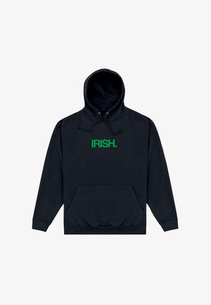 Schwarzer Kapuzenpullover mit Fronttasche und grünem Schriftzug "IRISH." zentriert auf der Brust.