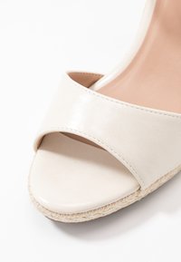 Anna Field Sandálias de cunha - offwhite
