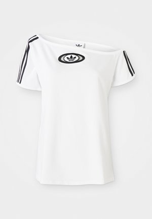 T-shirt blanche décolletée avec le logo Adidas noir et trois rayures noires sur chaque manche courte, sur un fond uni.