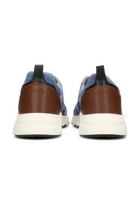 Zapatillas de ante azul con acentos de piel marrón en el talón y detalles en negro, que cuentan con una suela blanca y una tira en la parte trasera.