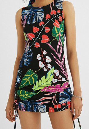 Černé žebrované šaty s výraznými tropickými listy a květinovými vzory v červené, zelené a modré barvě. Nastavitelný řasení na bocích se zavazováním.
