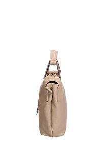 Beige leren handtas met een gestructureerde afwerking, zijaanzicht, met een bovenhandvat en zilveren hardware accenten, compacte rechthoekige vorm.