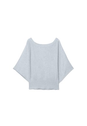 Jasnoszary sweter z szerokimi rękawami, dzianinowy, z dekoltem w łódkę i luźnym krojem, prezentowany na białym tle.