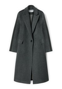 Cappotto di lana grigio scuro con colletto a punta, chiusura a un bottone e due tasche a patta. Texture liscia con un design di lunghezza media.