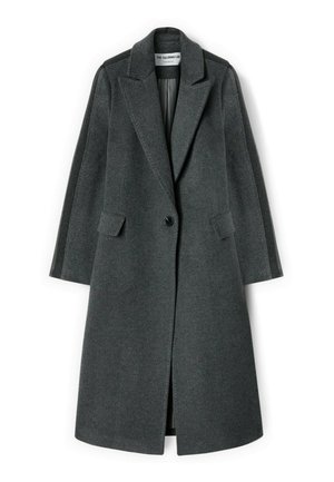 Cappotto di lana grigio scuro con colletto a punta, chiusura a un bottone e due tasche a patta. Texture liscia con un design di lunghezza media.