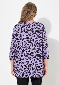 Ulla Popken SCRIBBLE SQUARE NECK 3/4 SLEEVE - Maglietta a manica lunga - pale lilac