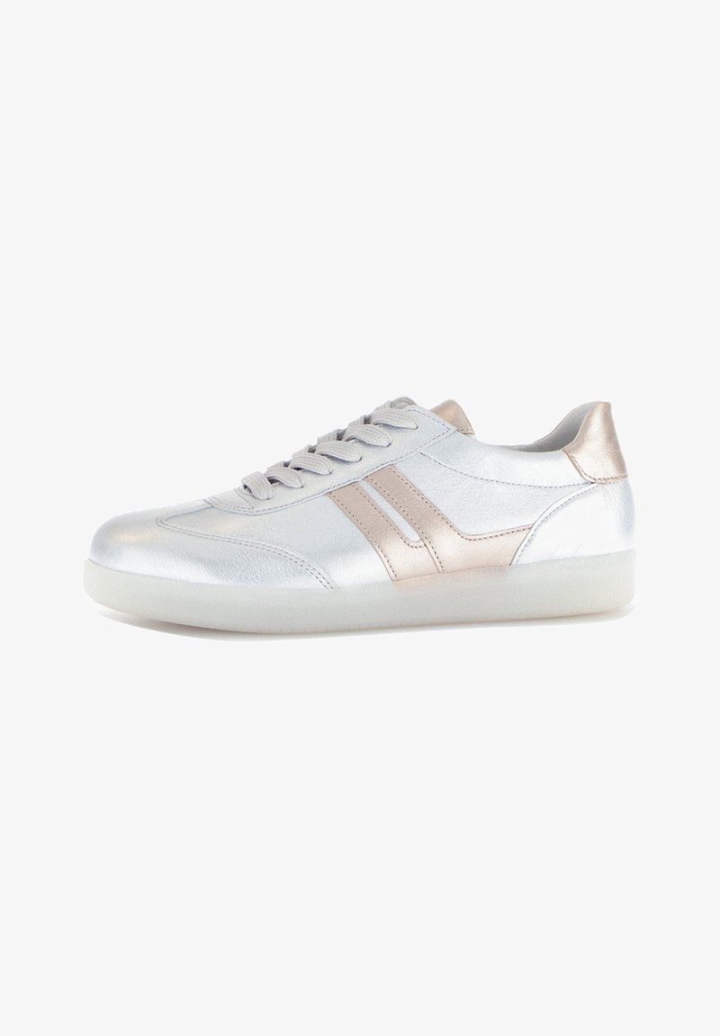 Zilveren leren sneaker met roségouden accenten, ronde neus, platte zool en traditionele vetersluiting. Gladde textuur, minimalistische stijl.