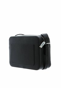 Borsa rettangolare nera realizzata in materiale testurizzato, con chiusura a zip, tracolla removibile e tasca frontale con finitura liscia.