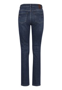 Jeans de mezclilla azul oscuro con pierna recta, que cuentan con dos bolsillos traseros y un parche de cuero marrón en la cintura. Textura sin desgaste.