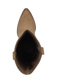 Botín de cuero marrón hasta el tobillo con punta afilada, que presenta un sutil detalle de costura en la parte superior y una textura interior suave.