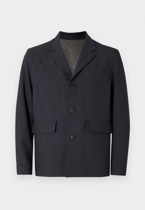 Mørkeblå jakke lavet af letvægtsstof, med reverskrave, fem knapper foran og to forlommer med en glat overflade.