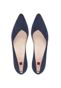 Marina blå mocka klackar med spetsig tå och öppen sidsdesign. Slät yta med guldbranding och en liten röd fyrkantig detalj på klacken.