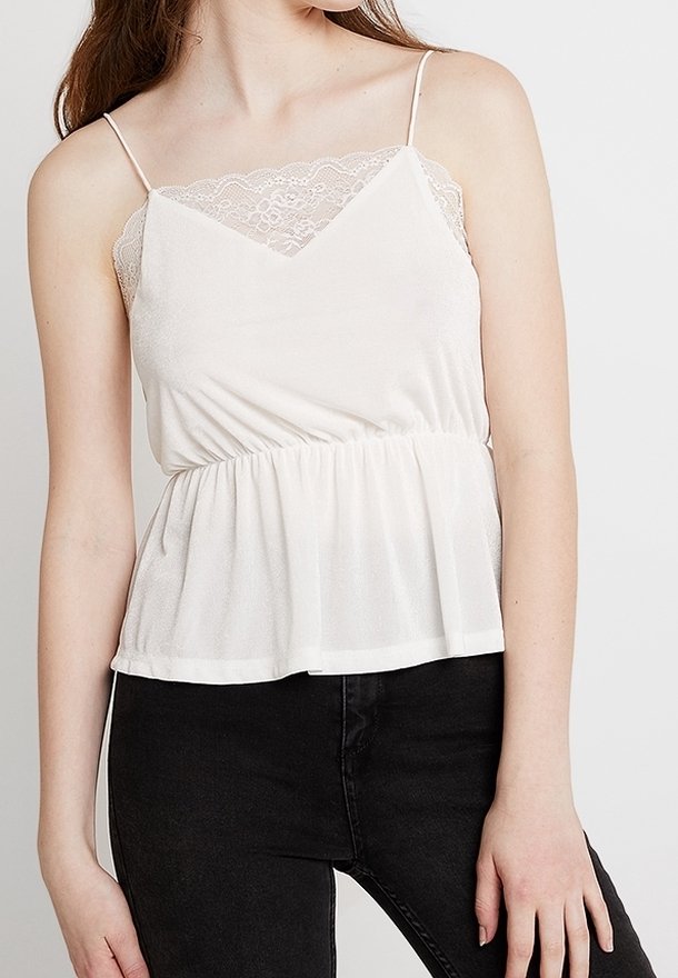 Top bianco in raso con pizzo lungo il colletto e vita arricciata, caratterizzato da spalline sottili e una texture di tessuto leggero e morbido.