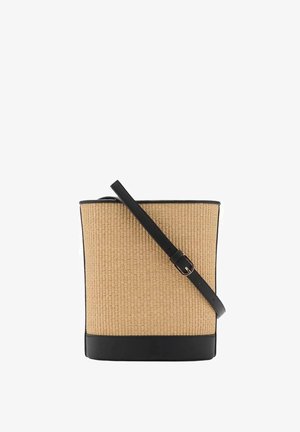 Kabelka ve tvaru kbelíku vyrobená z tkaného béžového materiálu, s černým koženým dnem a ramenním popruhem. Disponuje minimalistickým designem bez dalších akcentů.