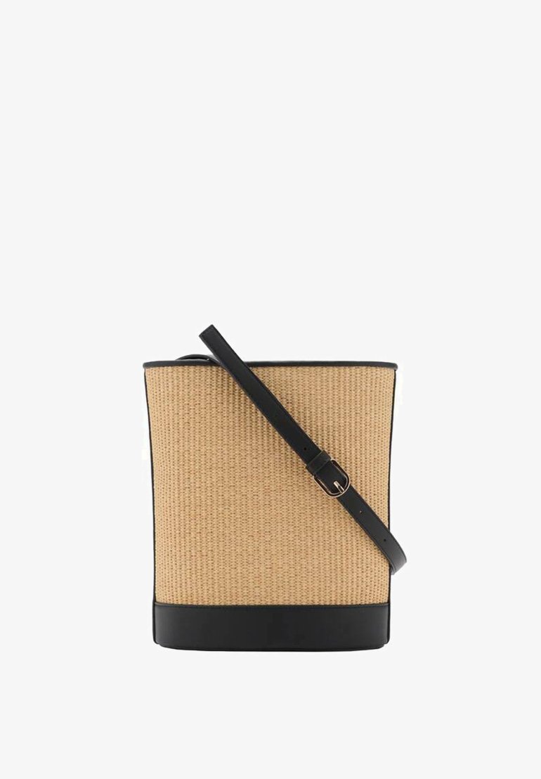 Borsa a secchiello realizzata in materiale intrecciato beige, con base e tracolla in pelle nera. Presenta un design minimalistico senza ulteriori dettagli.