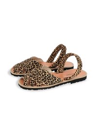 Sandales à imprimé léopard avec un design tissé, bout ouvert et deux sangles ajustables. Semelle noire avec un profil texturé pour une meilleure adhérence.