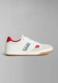Hvide sneakers med røde detaljer, teksturerede paneler og blåt branding. Har en gummisål og snørelukning, designet til afslappet brug.