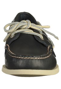 Schwarze Lederbootsschuhe mit gestepptem Design, hellen Schnürsenkeln und einer beige gummierten Sohle. Runder Zehenbereich und Metallösen sind enthalten.