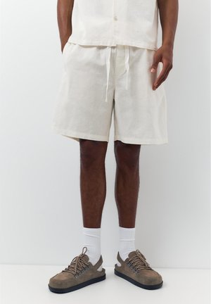 PULL&BEAR RUSTIC - BERMUDA  - Shorts - white