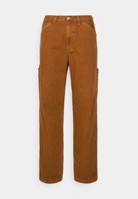 Pantalon cargo marron coupe décontractée, avec poches latérales, fermeture par bouton, et texture denim classique.