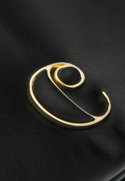 Sort lædertaske med et guldfarvet swirl-logo med en sort detalje. Den strukturerede overflade tilfører dybde til det overordnede design.