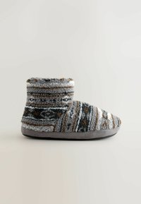 Grijze en witte patroonpluche slof met een zachte textuur, middelhoge ontwerp en een grijze zool. Beschikt over bruine accenten in een geometrisch patroon.
