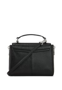 Sac à main en cuir noir avec un design structuré, une poignée supérieure et une bandoulière réglable. Il dispose d'une poche avant et d'accents en métal argenté.
