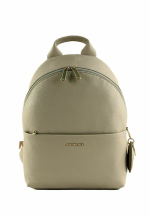 Petit sac à dos en cuir beige texturé avec poche avant, fermetures éclair dorées, poignée supérieure et porte-clés rond attaché sur le côté.