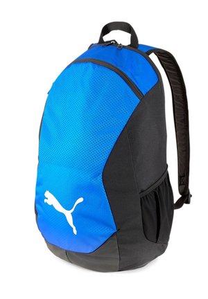 Rugzak met een blauwe gaas bovenkant en een zwarte onderkant, soepele textuur, gebogen vorm en een opvallend wit Puma-logo aan de zijkant.