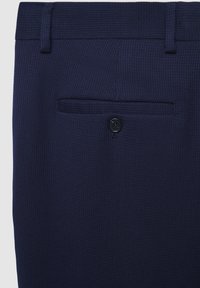 Marineblaue gewebte Stoffshorts mit einer geknöpften Gesäßtasche und Gürtelschlaufen. Verfügt über ein dezentes Muster und saubere Nähte.
