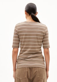 Kortemouw bruine T-shirt met witte horizontale strepen, ronde halslijn en slim fit ontwerp. Achteraanzicht toont een gladde stof en ontspannen pasvorm.