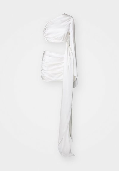 Top alb de satin, cu un umăr, cu un design drapat. Prezintă detalii pliate și o panglică lungă, fluida. Textură netedă, siluetă elegantă.