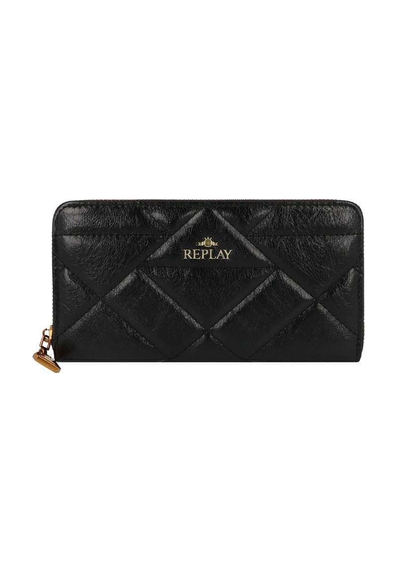 Billetera de cuero negro con diseño acolchado, logo dorado grabado, cierre con cremallera y un charm decorativo en el lado.