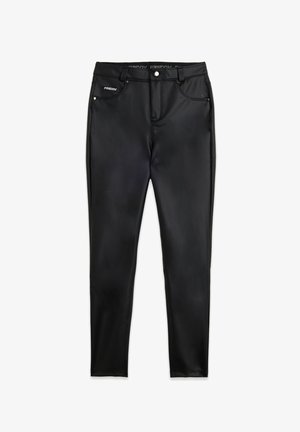 Pantaloni slim-fit in finta pelle nera con bottone frontale, passanti per cintura e piccolo logo del marchio sulla tasca destra.