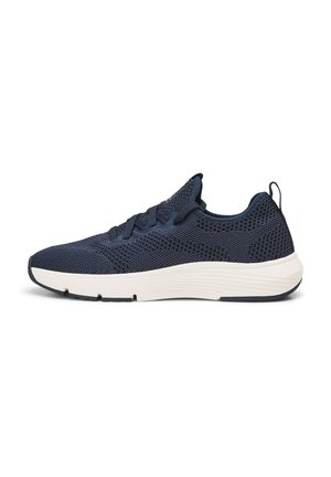 Baskets de sport en mesh bleu marine foncé avec semelle blanche épaisse et languette au talon, fermeture à lacets, vue de côté.