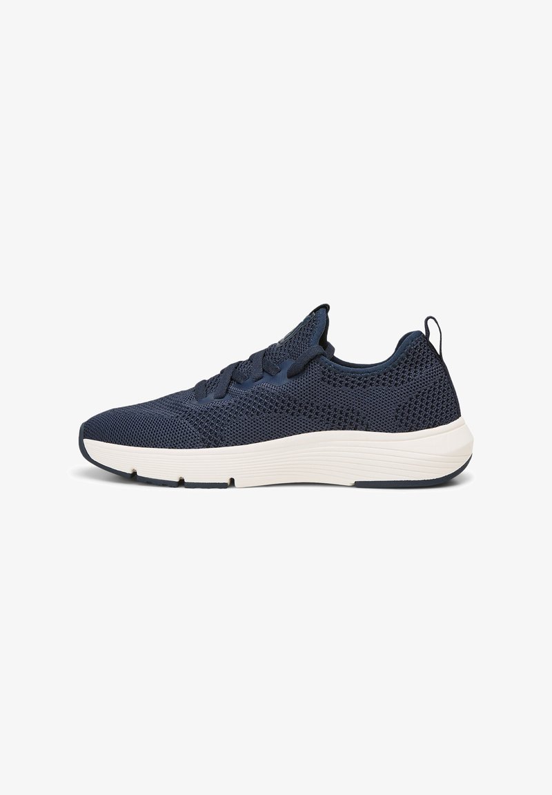 Baskets de sport en mesh bleu marine foncé avec semelle blanche épaisse et languette au talon, fermeture à lacets, vue de côté.
