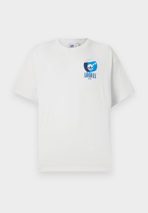 Weißes T-Shirt mit kurzen Ärmeln aus Baumwolle, bedruckt mit einem grafischen Motiv in Blau- und Schwarztönen, einschließlich des Adidas-Logos.
