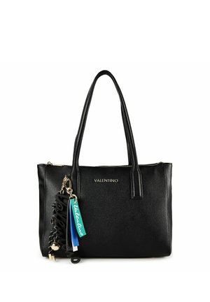 Sac fourre-tout en cuir noir Valentino avec doubles poignées, ferrures dorées et breloques porte-clés multicolores de la marque attachées à une des poignées.