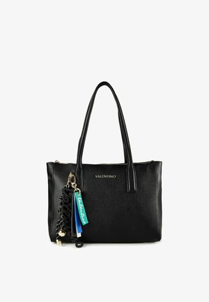 Sac fourre-tout en cuir noir Valentino avec doubles poignées, ferrures dorées et breloques porte-clés multicolores de la marque attachées à une des poignées.