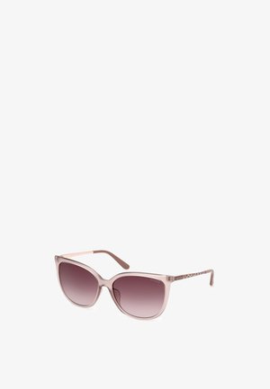 Zonnebril met oversized, cat-eye vormige monturen in matte lichtroze, voorzien van een gradient donkere lenzen en een patroonaccent op de poot.