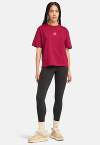 Timberland SHORT SLEEVE TEE - Triko s potiskem - beet red